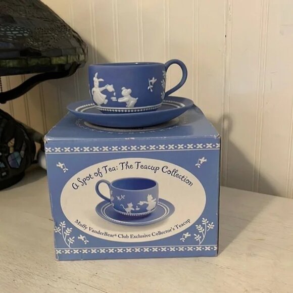 Muffy Vanderbear A Spot of Tea Cup and Saucer Wedgewood Blue White in Box - Picture 6 of 6